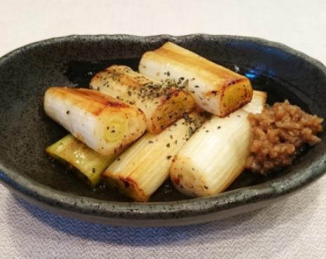 夏の宝山ネギの焼きネギ　アンチョビガーリック添え